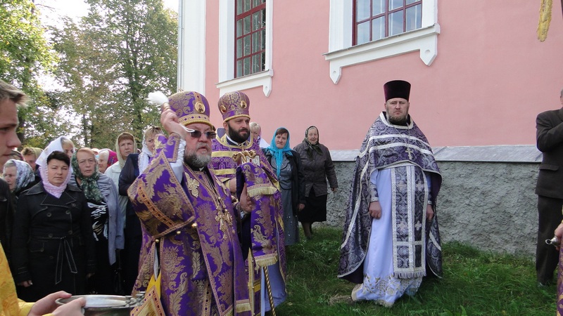27 сентября 2012г. Архиепископ Артемий посетил общину Крестовоздвиженской церкви в д.Головачи