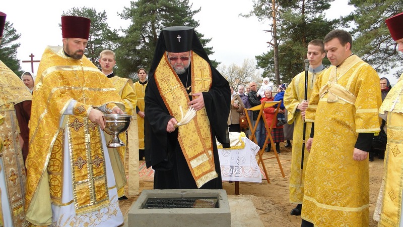 20 октября 2012г. Архиепископ Артемий заложил первый камень в строительстве Покровского храма в Волковыске