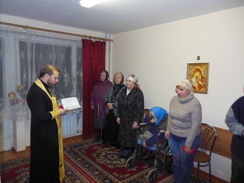 3 января 2013г. Священники посетили дом-интернат престарелых и инвалидов