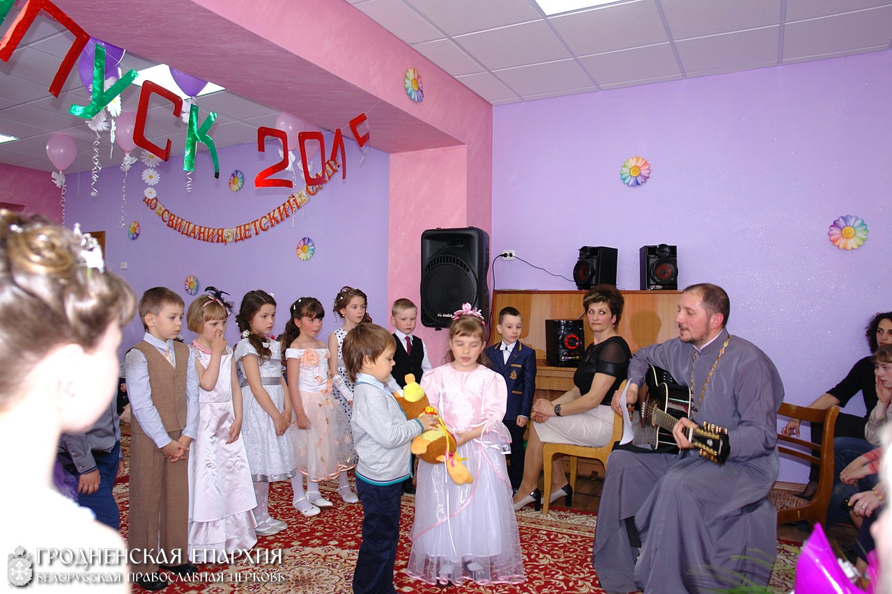 28 мая 2015 года. Священник посетил выпускной утренник в детскому саду №6 города Щучина