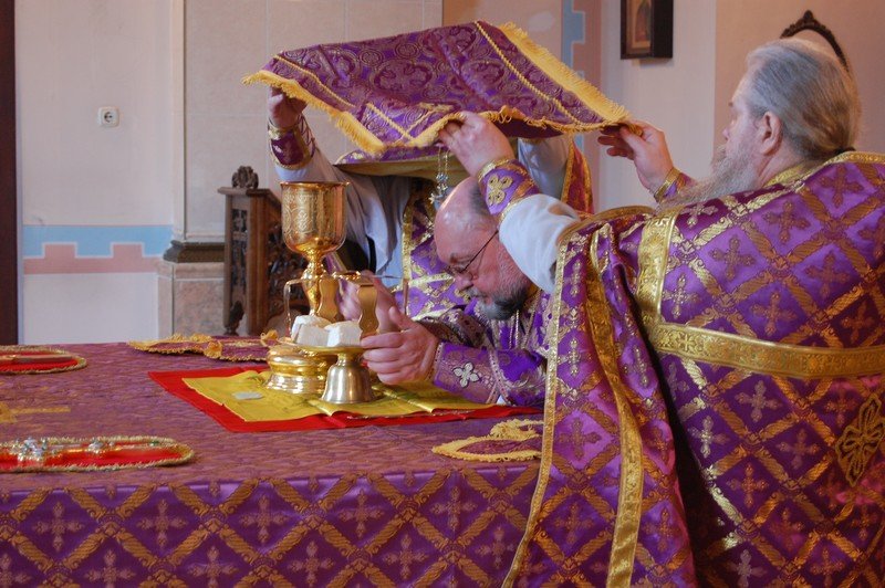 В Неделю 4-ю Великого поста архиепископ Артемий совершил литургию в кафедральном соборе Гродно