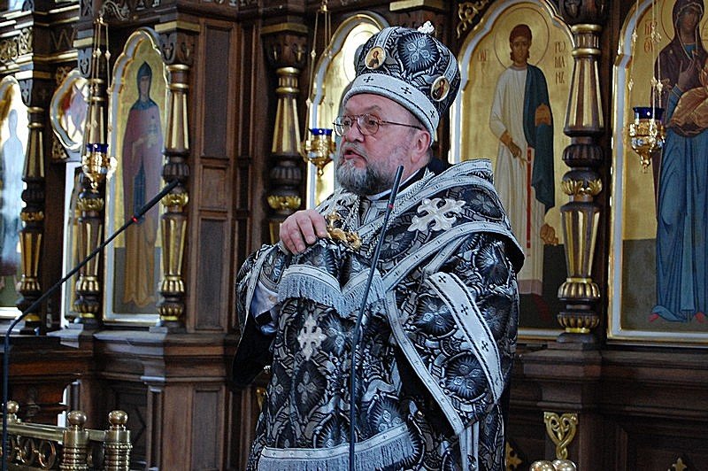 Архиепископ Артемий совершил вечерню Великого пятка с выносом Святой Плащаницы