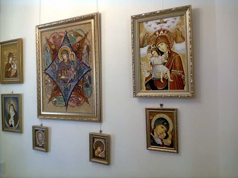 Выставка икон и картин из янтаря и жемчуга в храме святителя Луки