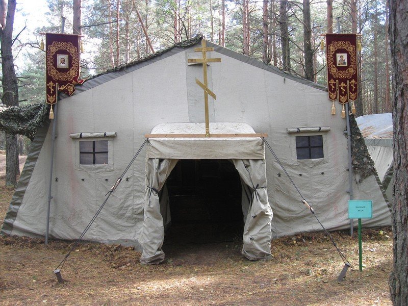 Священник посетил расположение военно-полевого лагеря частей Российской армии