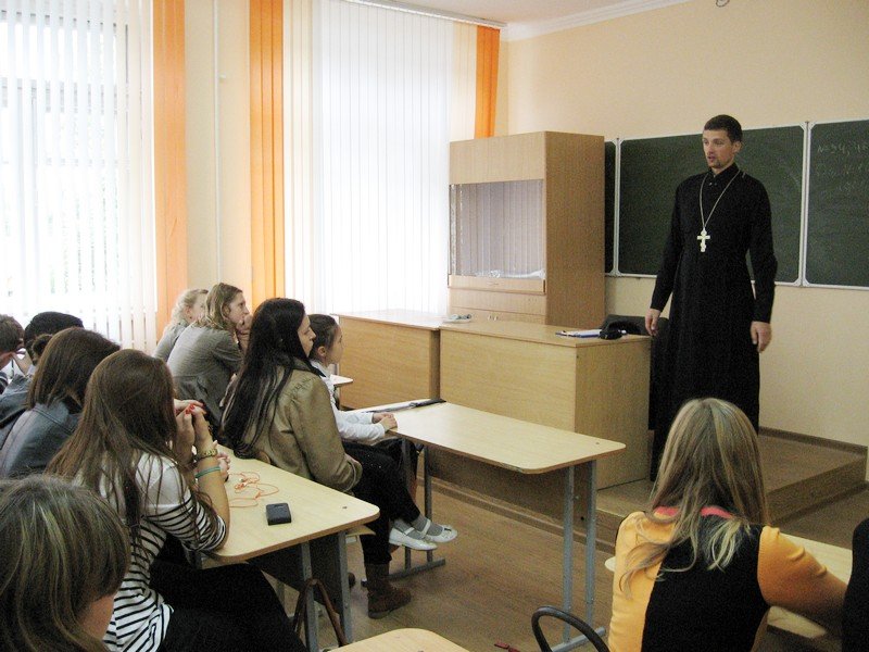 Священник провел беседу с учениками СШ№2 г.Волковыска