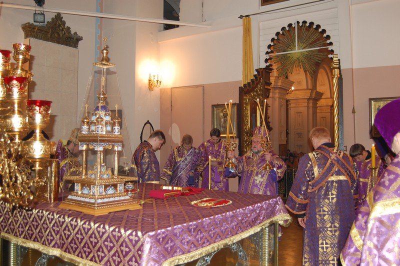 В праздник Воздвижения Креста Господня архиепископ Артемий совершил праздничную Божественную Литургию