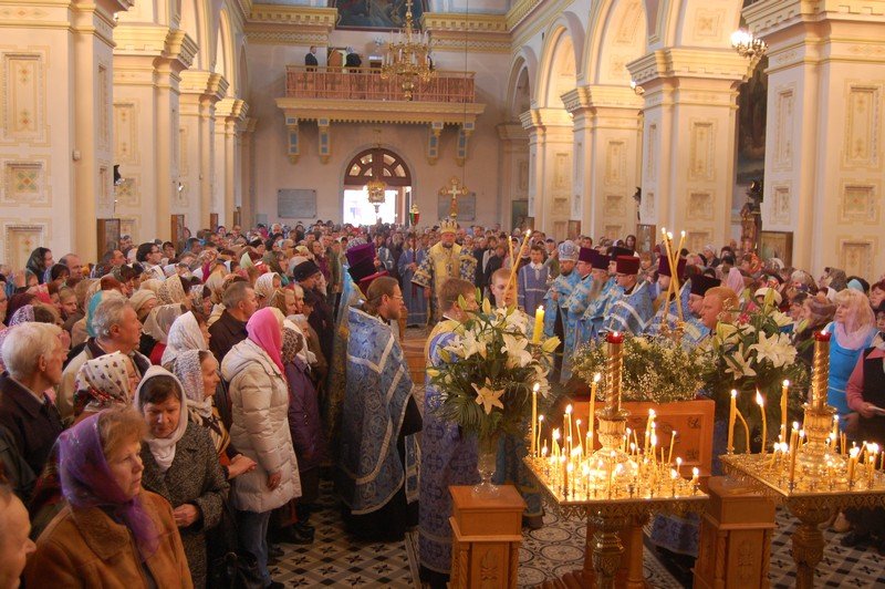 В праздник Покрова Пресвятой Богородицы архиепископ Артемий совершил литургию в кафедральном соборе Гродно