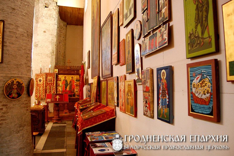 Архиепископ Артемий посетил выставку современных икон в Борисо-Глебском (Коложском) храме