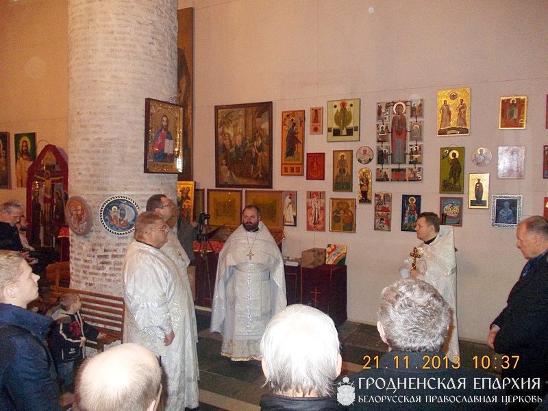 В Свято-Борисо-Глебском (Коложском) храме открылась выставка современной иконы