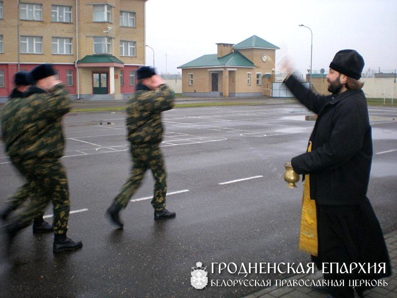 Священник принял участие в торжественном построении отдела пограничной службы