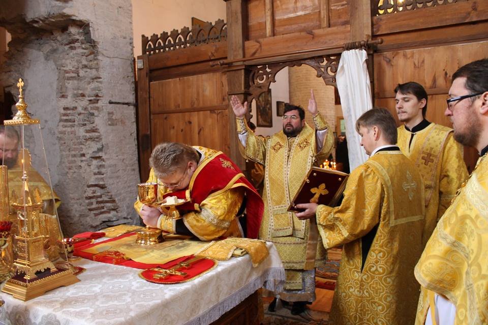 [Видео]: Епископ Бобруйский и Быховский Серафим совершил литургию в Коложской церкви