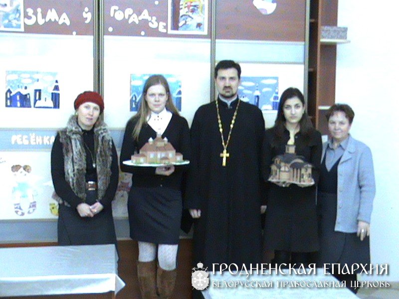 Студенты политехнического колледжа передали в дар воскресной школе храма архиерейского подворья макеты белорусских храмов