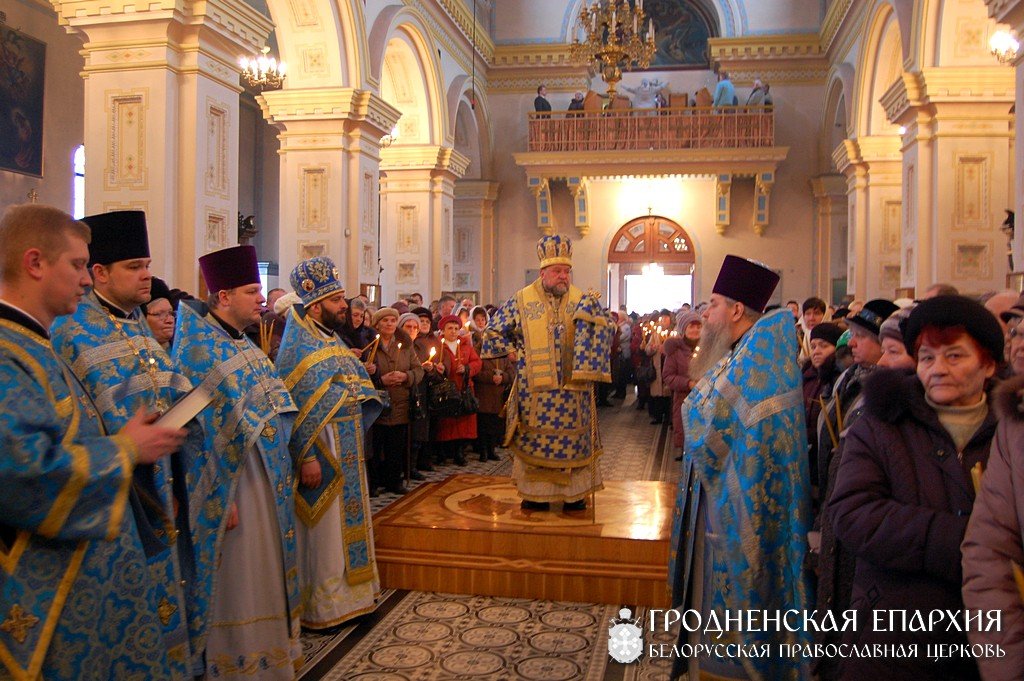 В праздник Сретения Господня архиепископ Артемий совершил литургию и освятил крест и купол храма в честь великомученика Пантелеимона