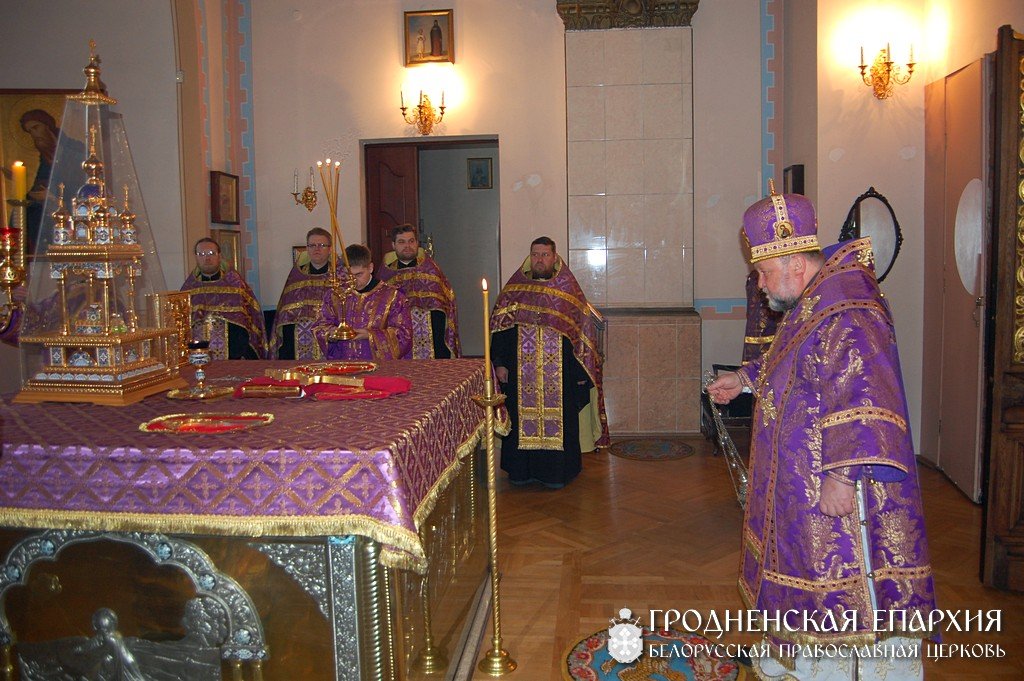 В Неделю Крестопоклонную Архиепископ Артемий совершил Божественную литургию святителя Василия Великого в кафедральном соборе Гродно