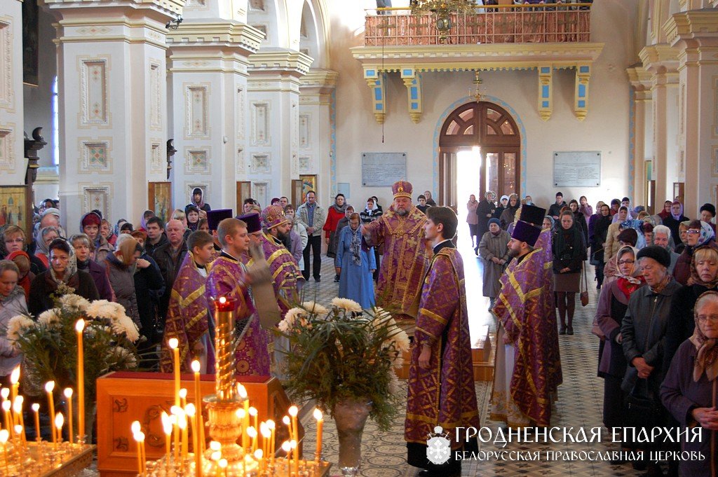 В Великий четверг архиепископ Артемий совершил литургию в кафедральном соборе Гродно