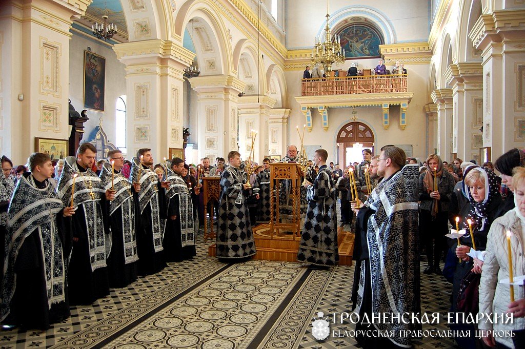 Архиепископ Артемий совершил утреню Великого пятка с чтением двенадцати Страстных Евангелий