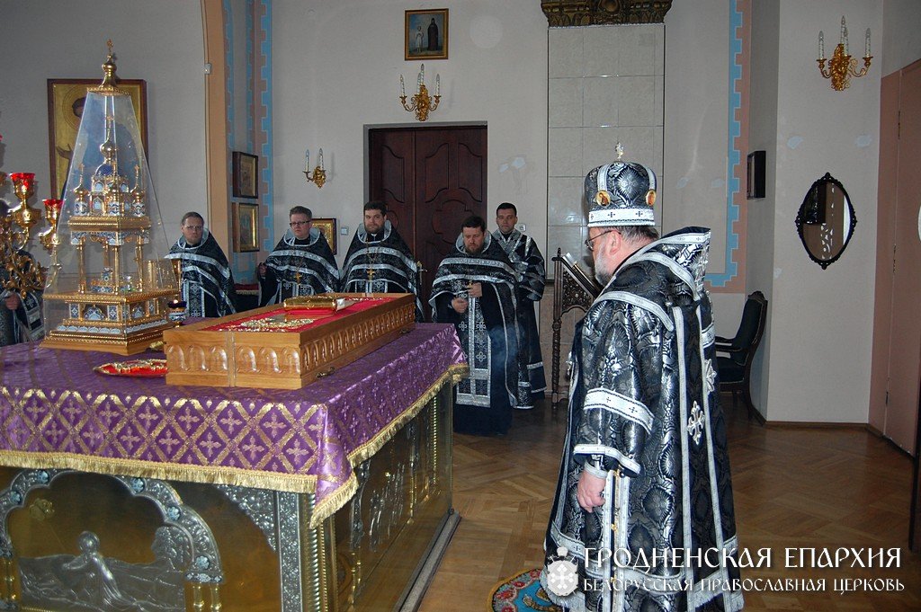 Архиепископ Артемий совершил утреню Великой субботы с чином погребения