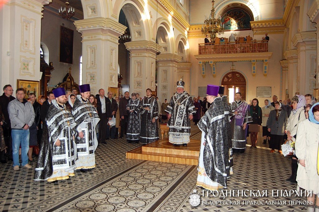 Архиепископ Артемий совершил вечерню с чтением паремий и Божественную литургию в кафедральном соборе Гродно