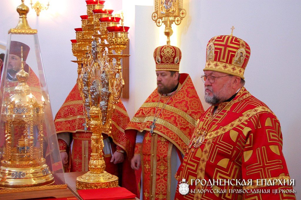 Архиепископ Артемий совершил литургию в церкви Святителя Николая Архиерейского Подворья