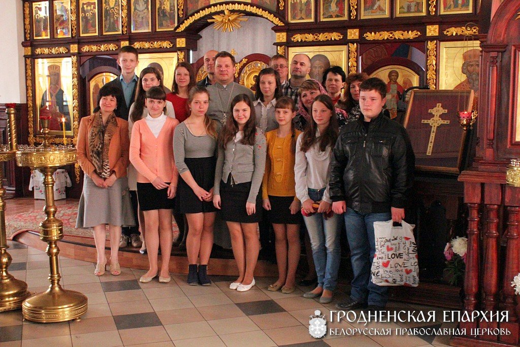 Выпускники воскресной школы Свято-Владимирской церкви получили свидетельства об окончании