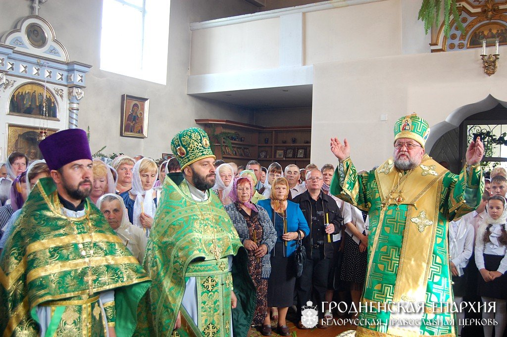 В день Пятидесятницы архиепископ Артемий совершил литургию в храме поселка Зельва