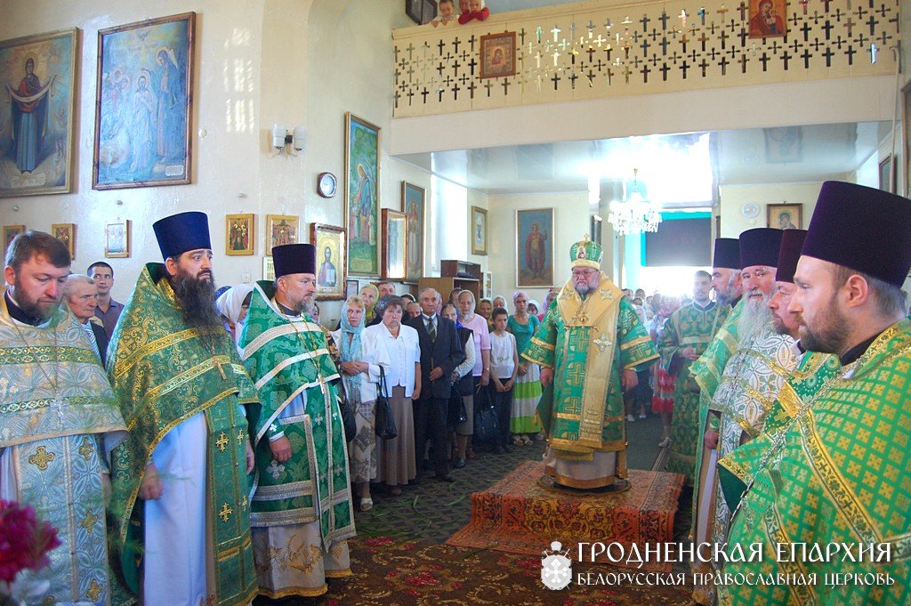 Архиепископ Артемий совершил литургию в храме Святой Троицы городского поселка Порозово