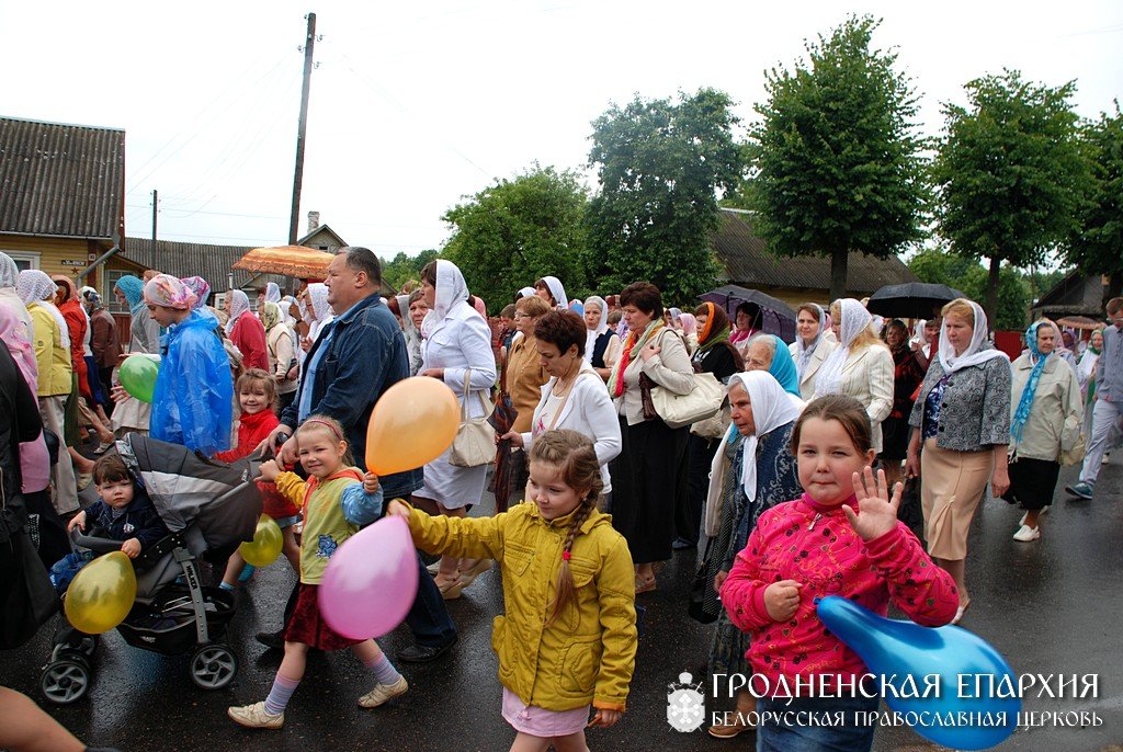Праздничный Крестный ход в городе Мосты