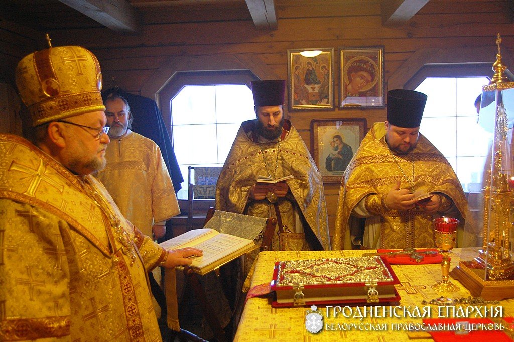 Архиепископ Артемий совершил литургию и чин освящения креста на приходе Афанасия Брестского