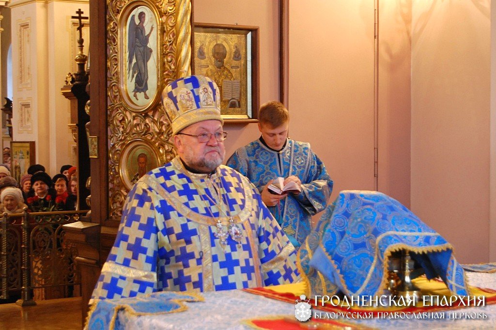 В праздник Введения во храм Богородицы архиепископ Артемий совершил литургию в кафедральном соборе Гродно