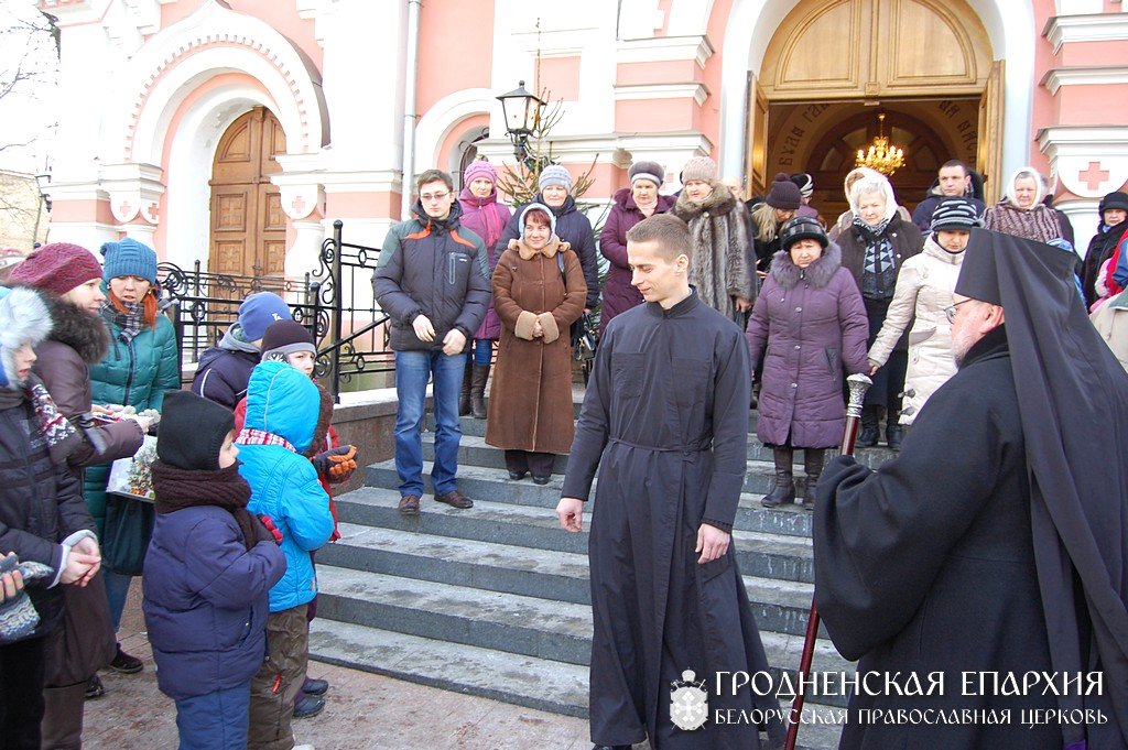 Архиепископ Артемий присоединился к рождественской благотворительной акции детского клуба «Нарния»
