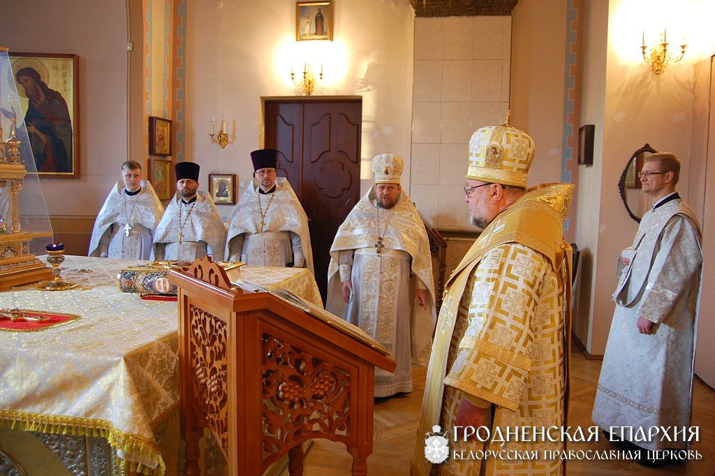 В день Рождества Христова архиепископ Артемий совершил Божественную литургию и вечерню в кафедральном соборе Гродно