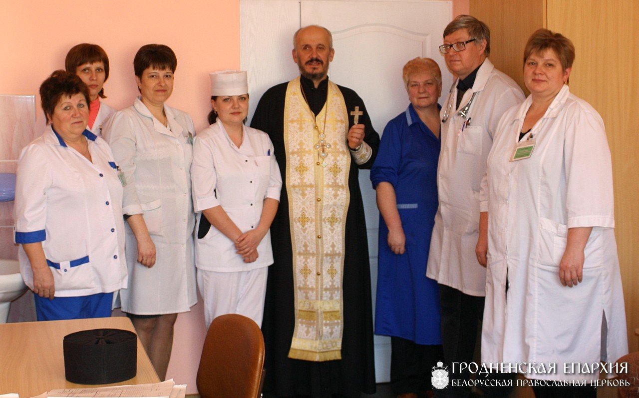 Настоятель храма святителя Николая поселка Берестовица посетил районное медицинское объединение