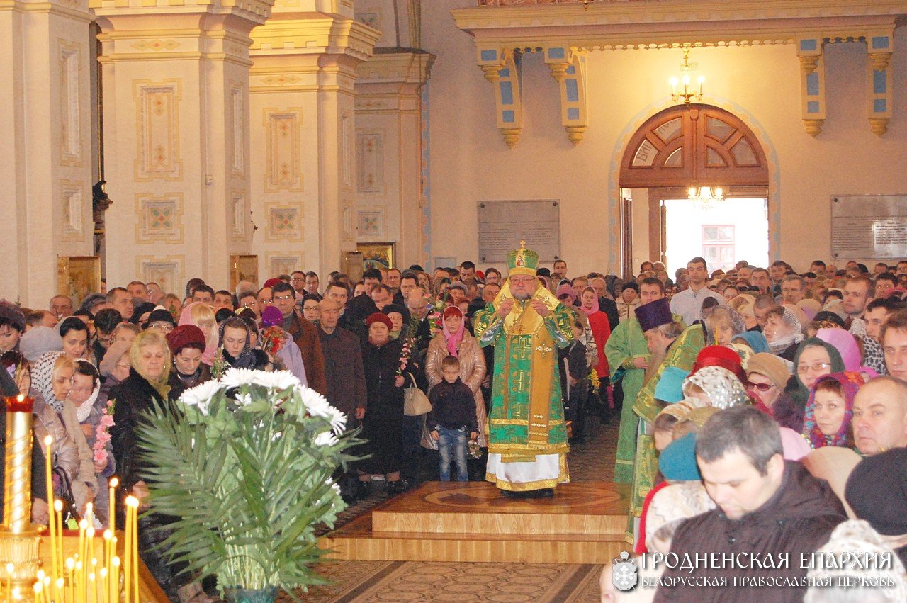 В день праздника Входа Господня в Иерусалим архиепископ Артемий совершил литургию в Покровском соборе города Гродно