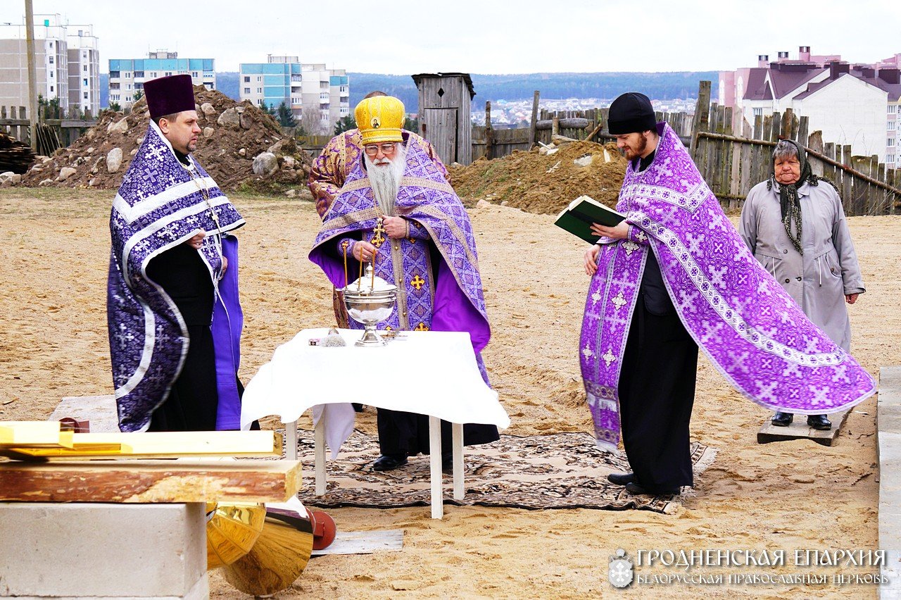 На строящийся храм Благовещения Пресвятой Богородицы города Волковыска установлены купола