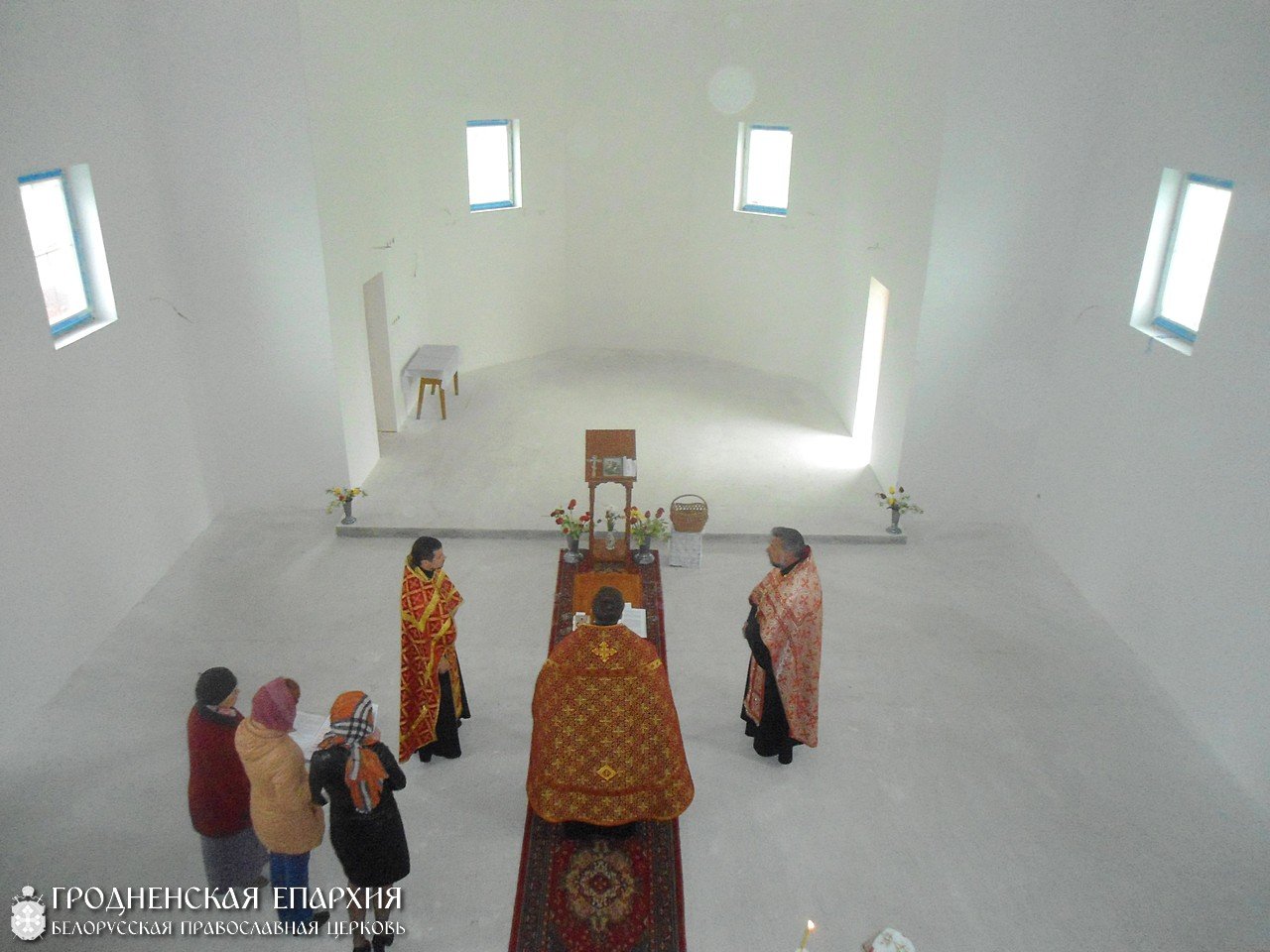 В строящемся храме в честь великомученика и победоносца Георгия д.Гущицы был совершен праздничный молебен с акафистом