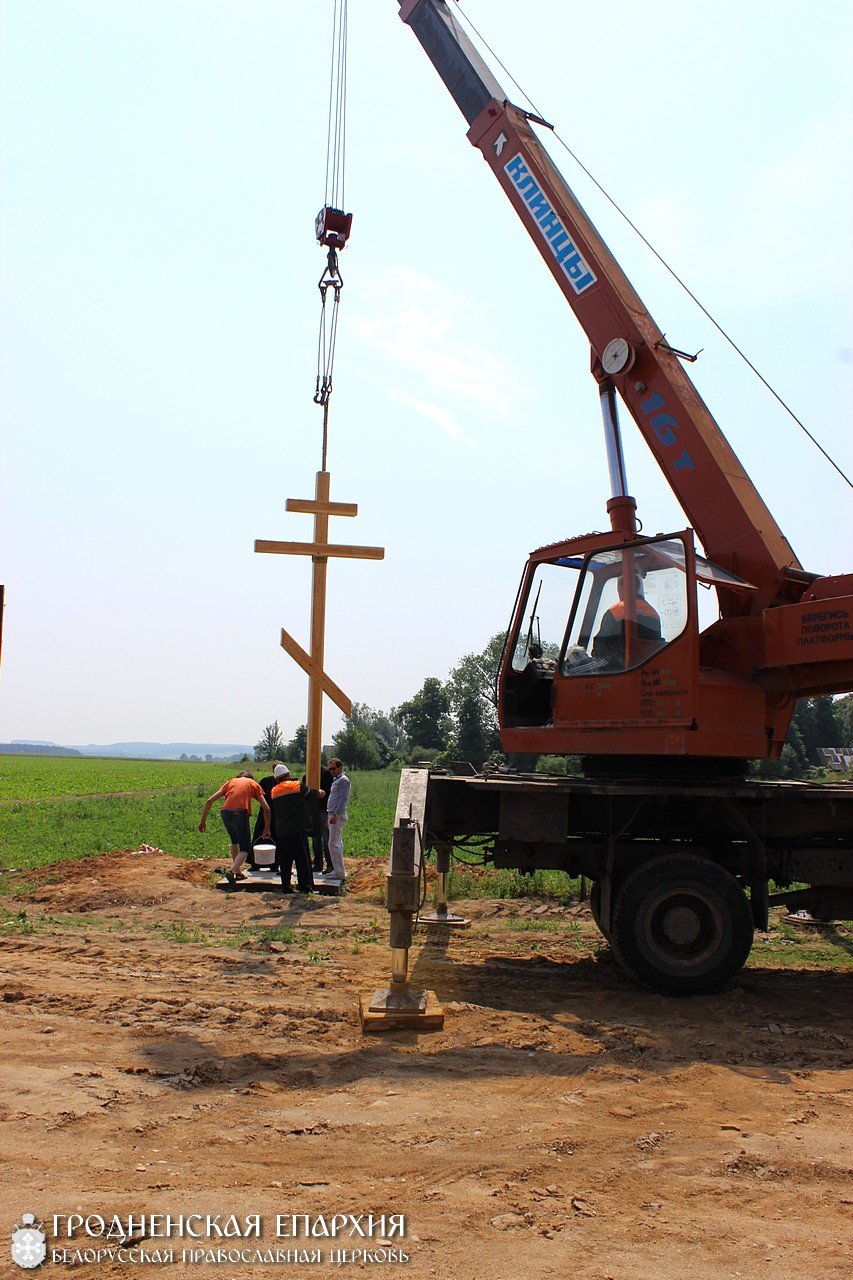 В микрорайоне Ольшанка г.Гродно установлен поклонный крест на месте строительства будущего храма в честь святителя Спиридона Тримифунтского