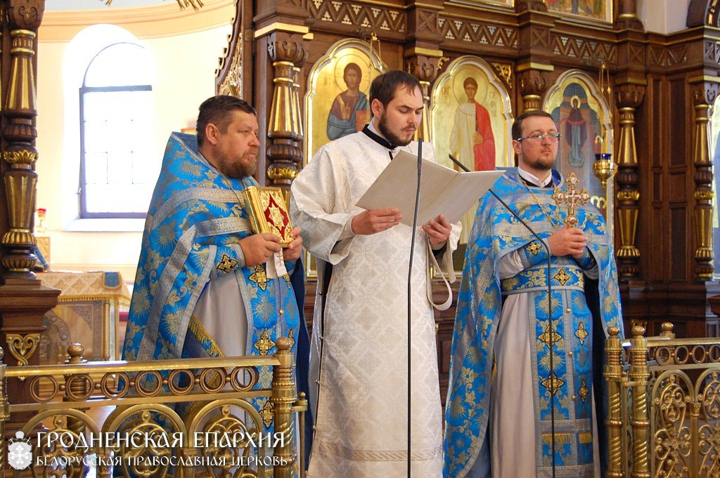 В день памяти явления Казанской иконы Божией Матери архиепископ Артемий совершил литургию и хиротонию в кафедральном соборе города Гродно