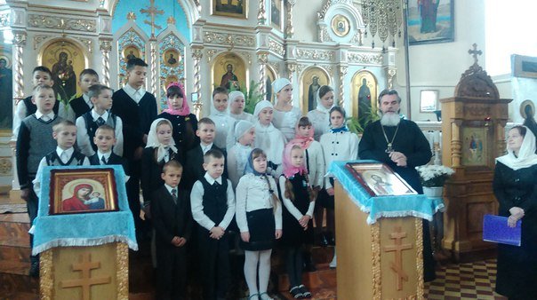 Учащиеся воскресной школы поздравили прихожан с Днем матери в г.п. Россь
