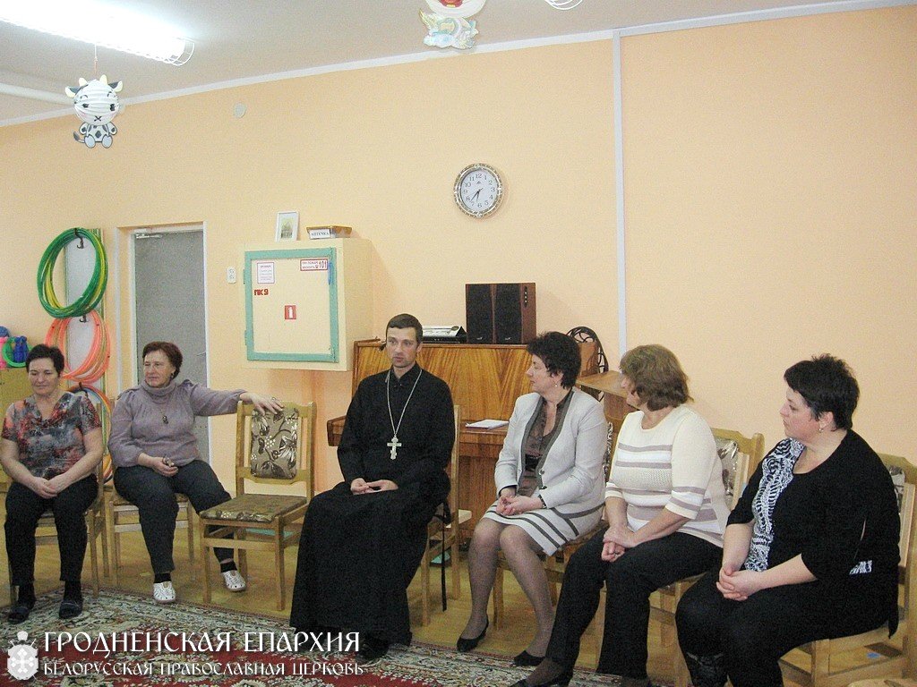 Священник провел беседу об исповеди с сотрудниками детского сада №7 города Волковыска