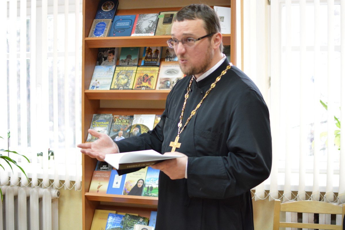 Настоятель Свято-Покровского собора рассказал о новинках приходской библиотеки
