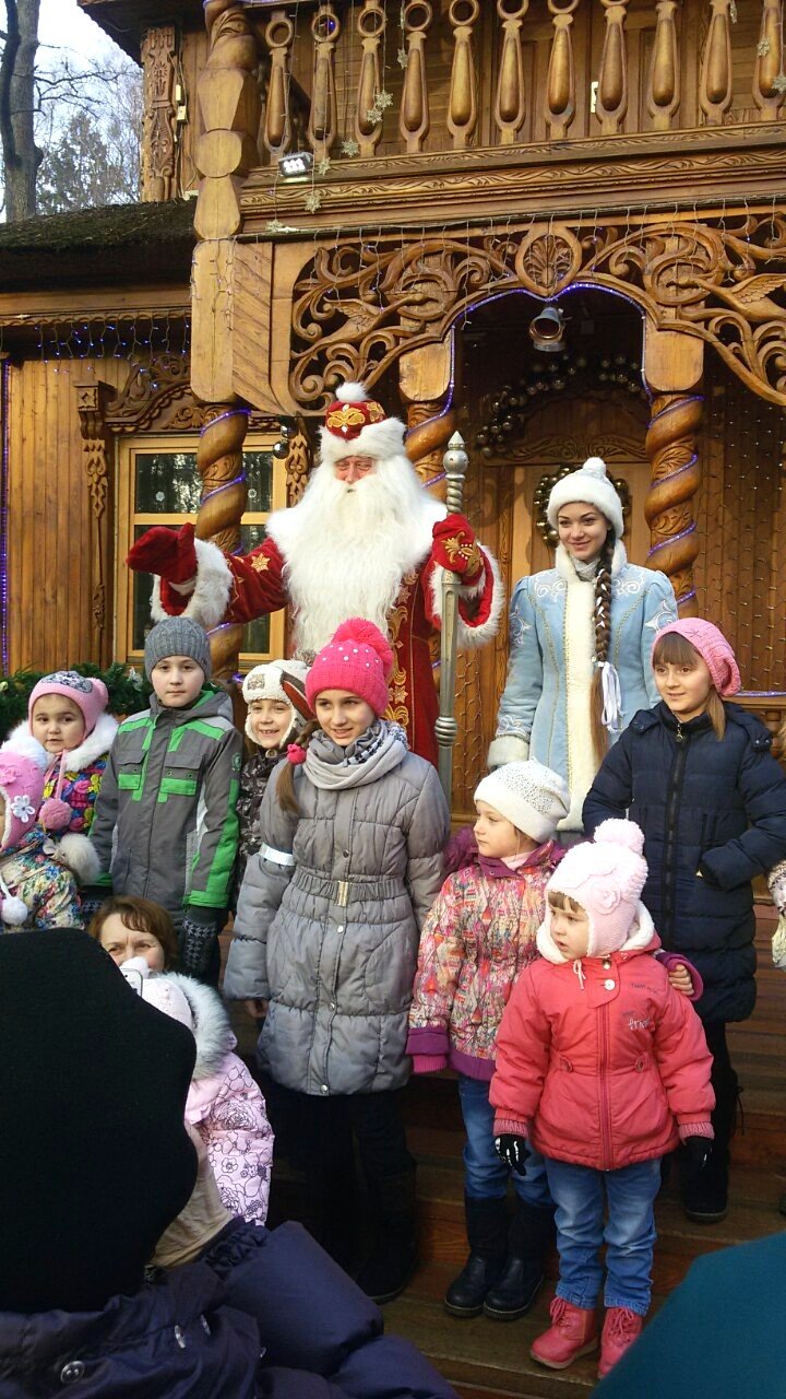 Экскурсия воспитанников воскресной школы при Свято-Михайловской церкви Скиделя в резиденцию Деда Мороза в Беловежской пуще