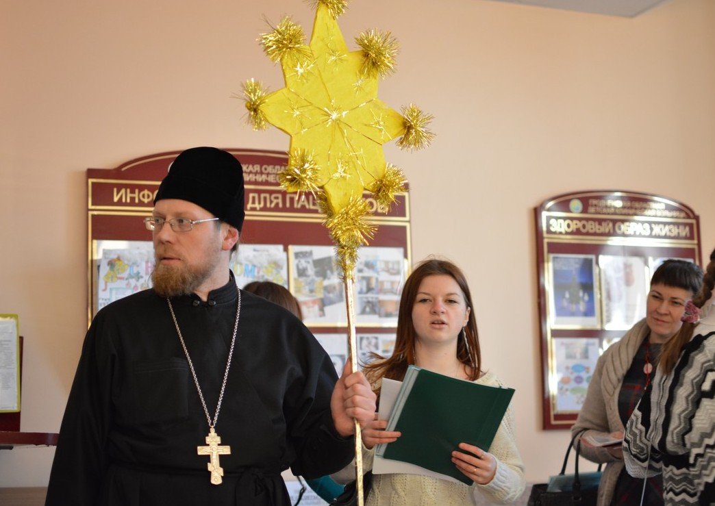 Учащиеся воскресной школы при кафедральном соборе Гродно начали колядование с детской клинической больницы