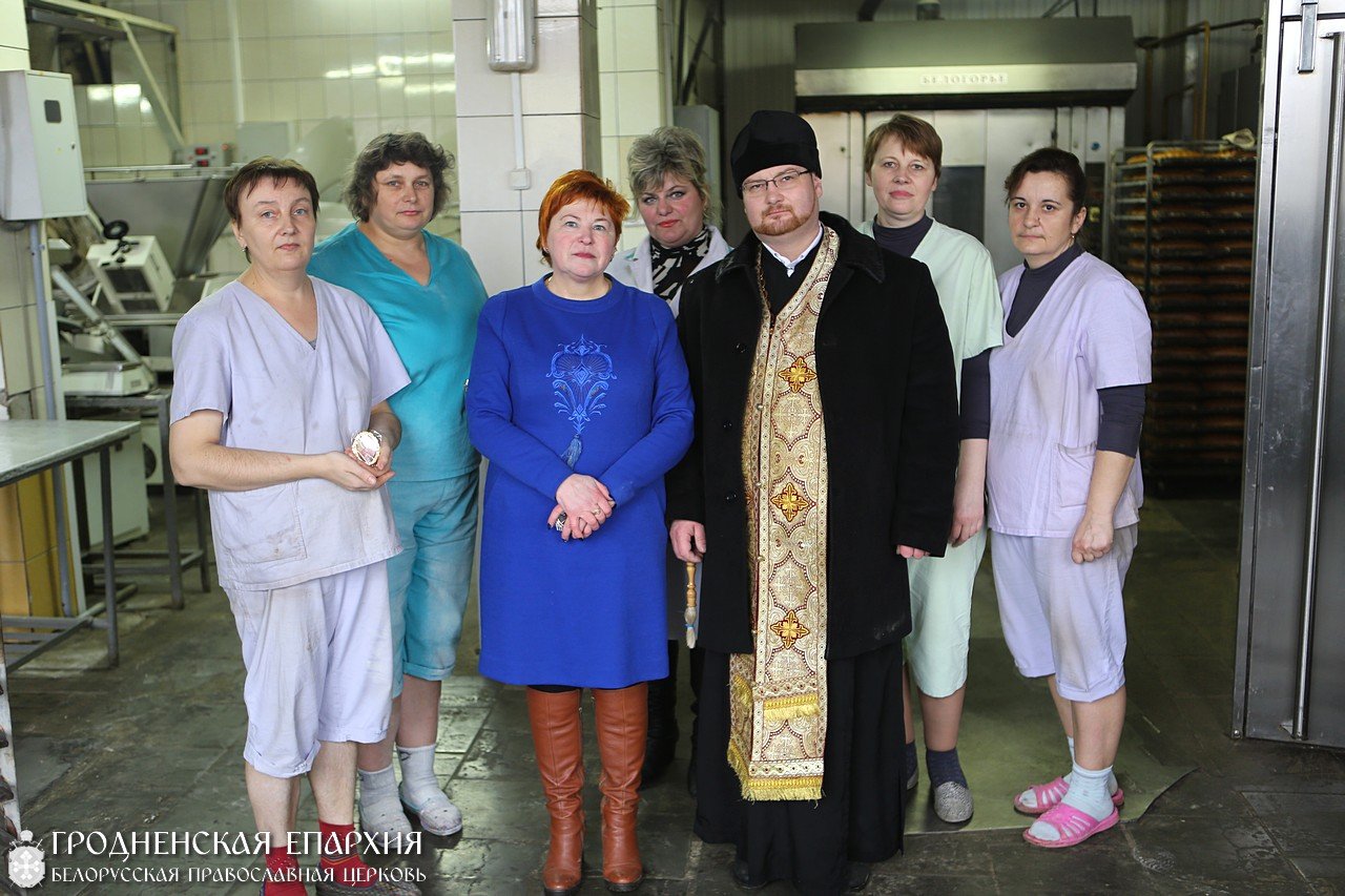 Священник встретился с коллективом Зельвенского хлебозавода
