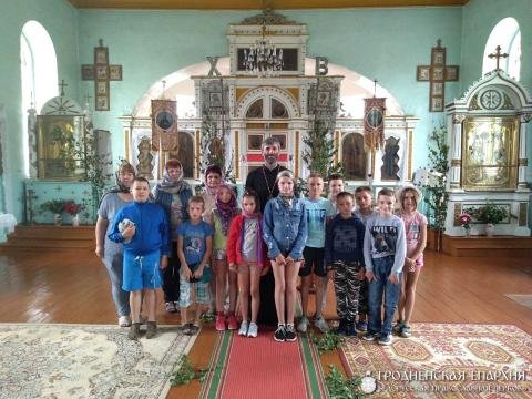 В день Святого Духа учащиеся пришкольного летнего лагеря посетили церковь Воздвижения Креста Господня д. Головачи