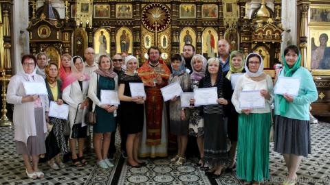 Выпускникам катехизических курсов при Покровском соборе вручили дипломы