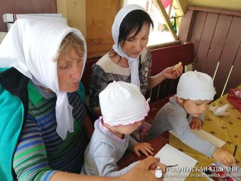Учителя воскресной школы «Анёлкi» организовали творческую площадку «Рисунки белорусским святым»