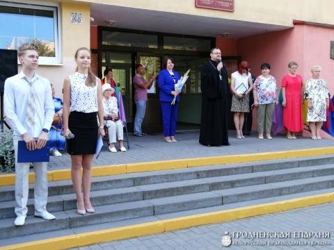 Руководитель отдела религиозного образования принял участие в линейке в гимназии №2 города Гродно
