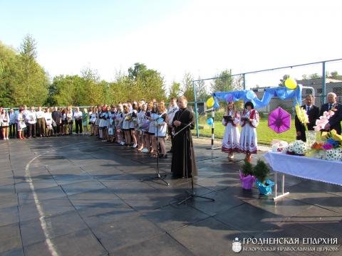 Священник принял участие в линейке в школе поселка Красносельский