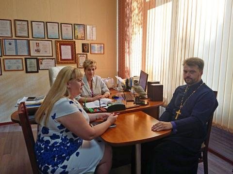Священник провел встречу с рядом руководителей учреждений образования Октябрьского района
