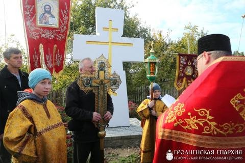 В поселке Зельва освятили новосооруженный поклонный крест